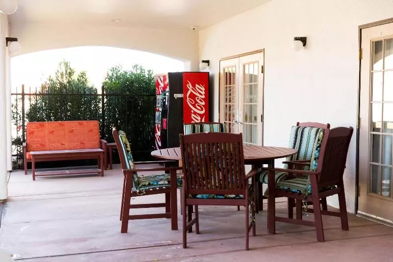 فندق Los Viajeros Inn