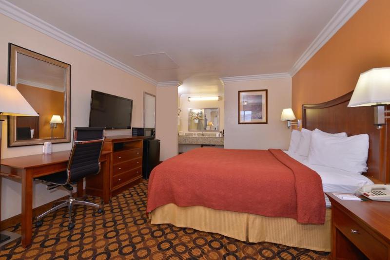 Отель Quality Inn Lake Elsinore I 15
