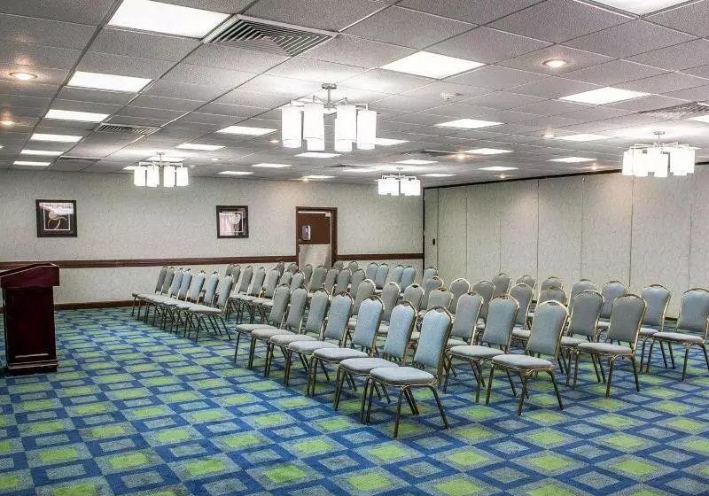 Отель Quality Inn Terre Haute University Area