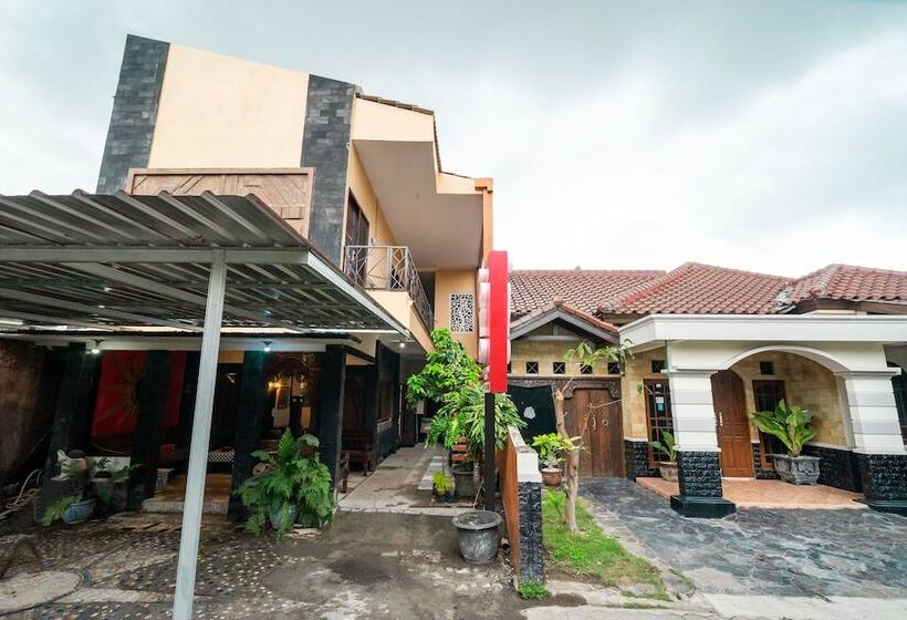 בית מלון כפרי Oyo 2285 Art Guest House Syariah