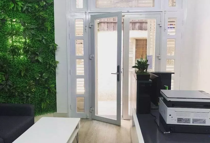 پانسیون Futuristic Inn