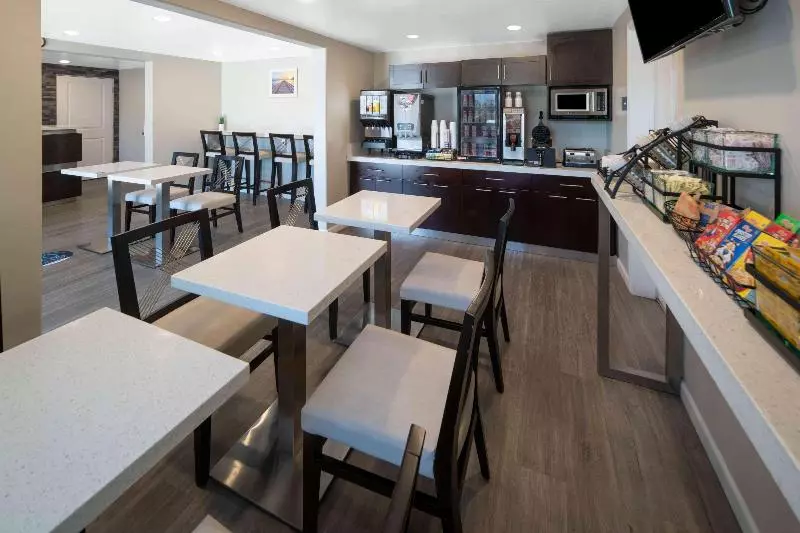 Hotelli Days Inn By Wyndham Galt   Elk Grove South