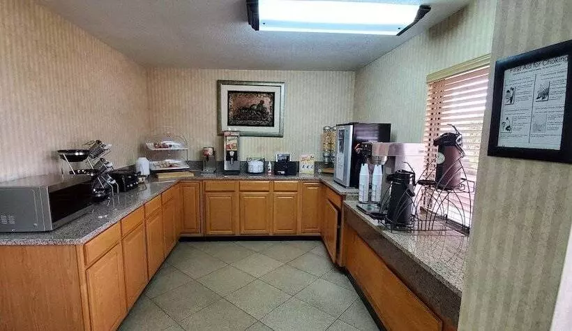 호텔 Fairbridge Inn & Suites