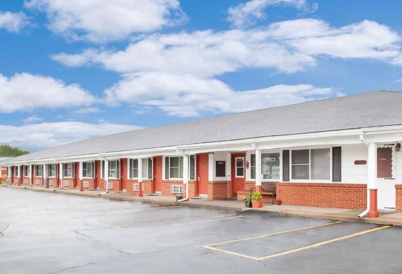 בית מלון כפרי Knights Inn Ft. Madison