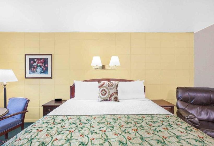 בית מלון כפרי Knights Inn Ft. Madison