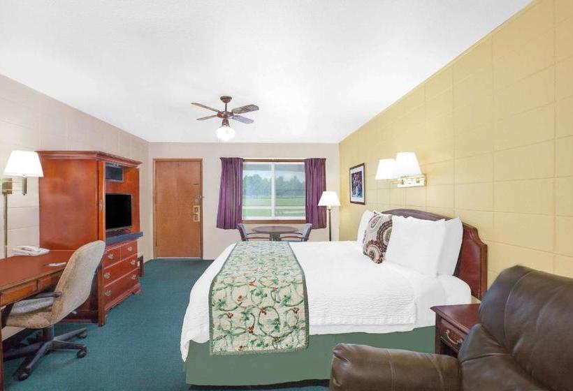 בית מלון כפרי Knights Inn Ft. Madison