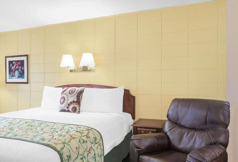 בית מלון כפרי Knights Inn Ft. Madison