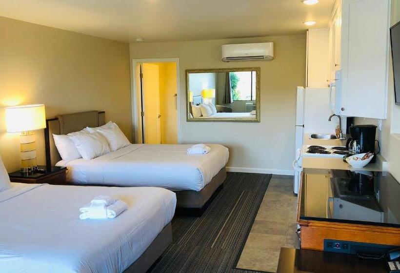Moonlight Beach Motel
