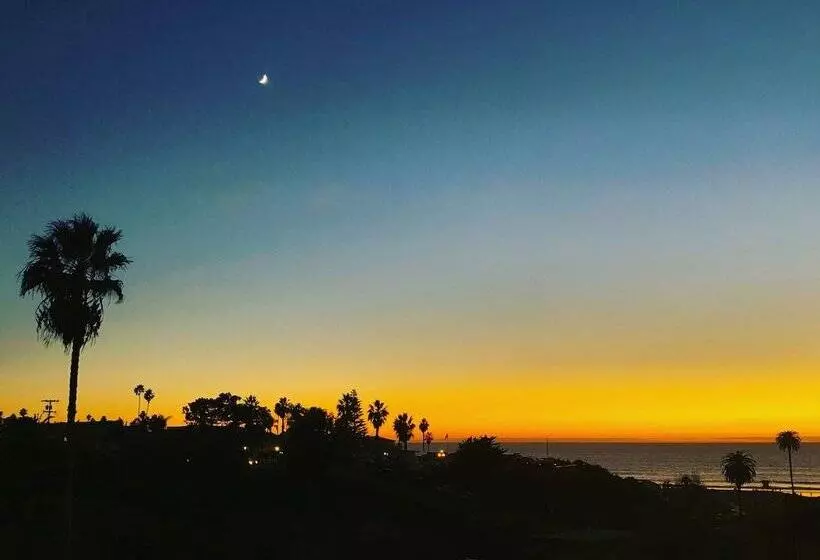 Moonlight Beach Motel