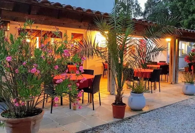 Hotelli Les Chênes Verts