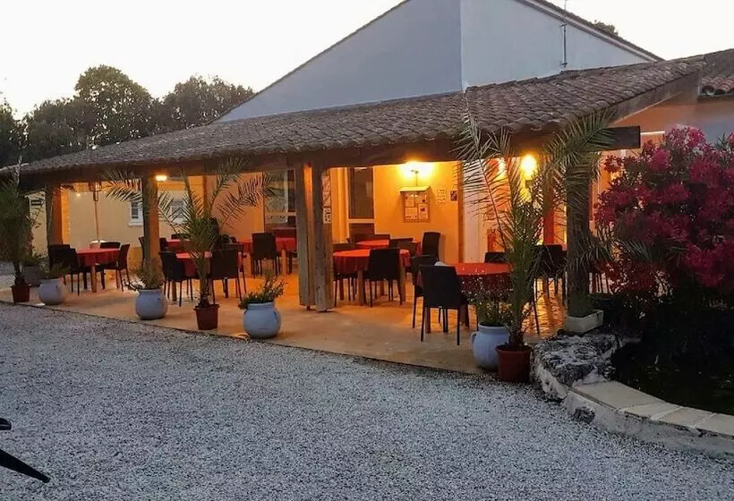 Hotelli Les Chênes Verts