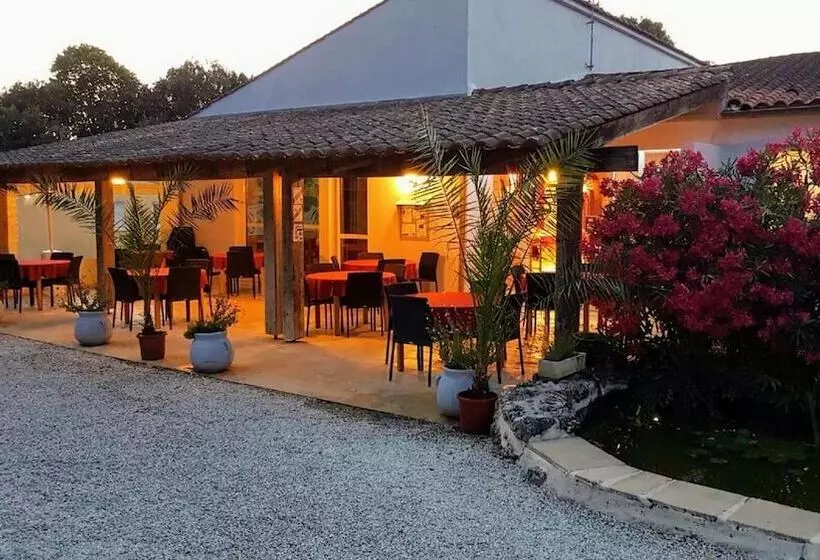 Hotelli Les Chênes Verts