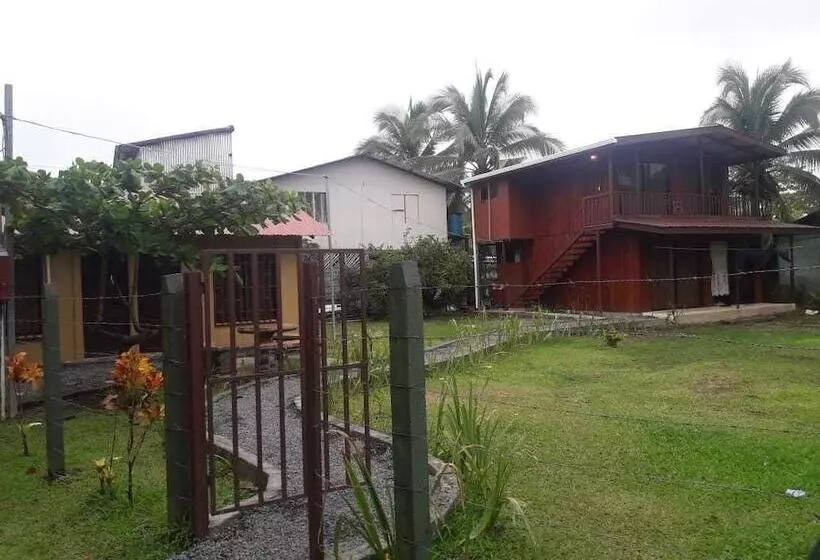 ホテル Cabinas Y Tour Aaron Tortuguero