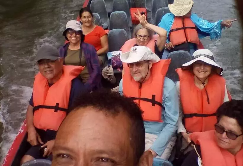 ホテル Cabinas Y Tour Aaron Tortuguero