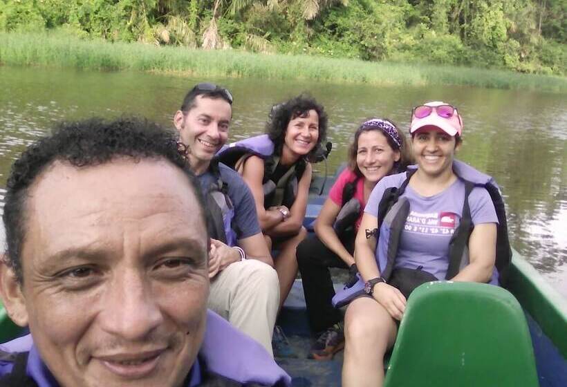 호텔 Cabinas Y Tour Aaron Tortuguero