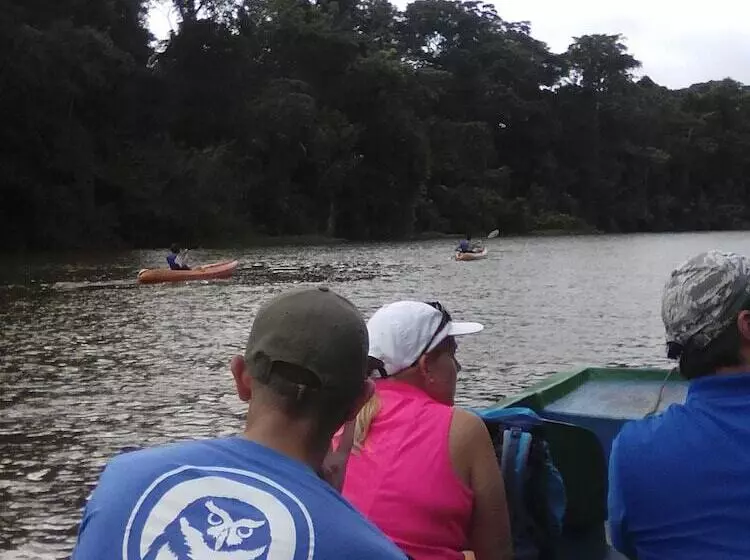 ホテル Cabinas Y Tour Aaron Tortuguero