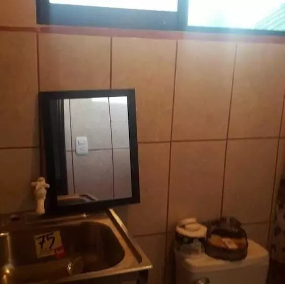 ホテル Cabinas Y Tour Aaron Tortuguero