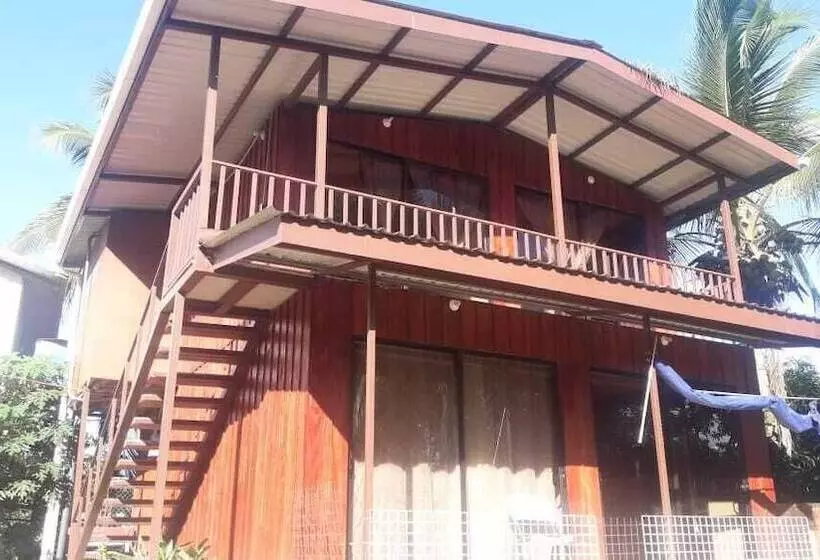 ホテル Cabinas Y Tour Aaron Tortuguero