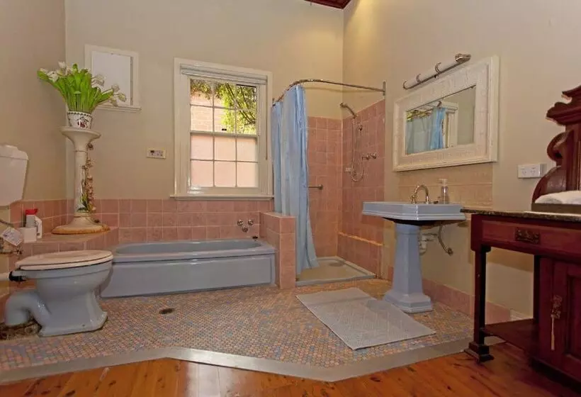 Rose Cottage   Historic Luxury
