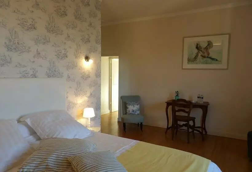 Au Pays De Jacquou : Chambre D’hôtes Et Table D’hôtes