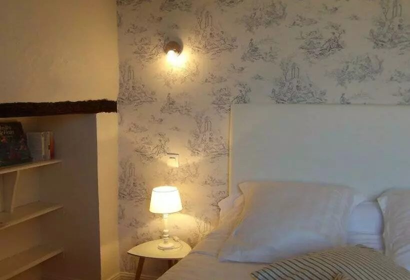 Au Pays De Jacquou : Chambre D’hôtes Et Table D’hôtes