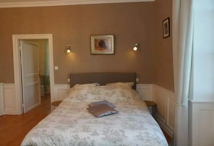 Au Pays De Jacquou : Chambre D’hôtes Et Table D’hôtes