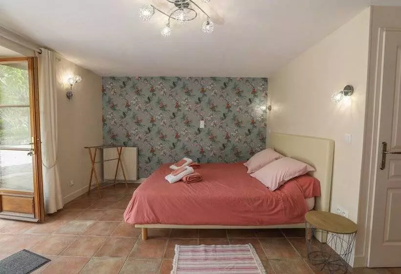 Au Pays De Jacquou : Chambre D’hôtes Et Table D’hôtes