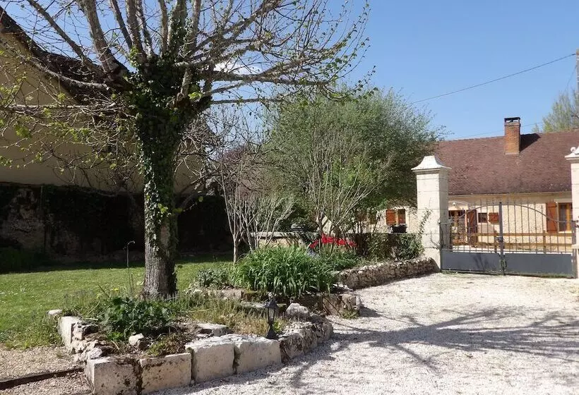 Au Pays De Jacquou : Chambre D’hôtes Et Table D’hôtes