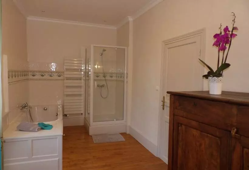 Au Pays De Jacquou : Chambre D’hôtes Et Table D’hôtes