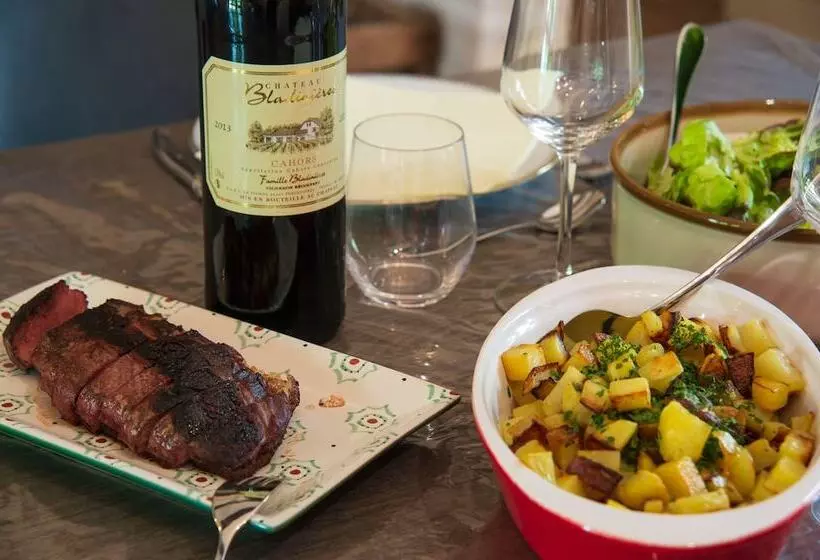 Au Pays De Jacquou : Chambre D’hôtes Et Table D’hôtes