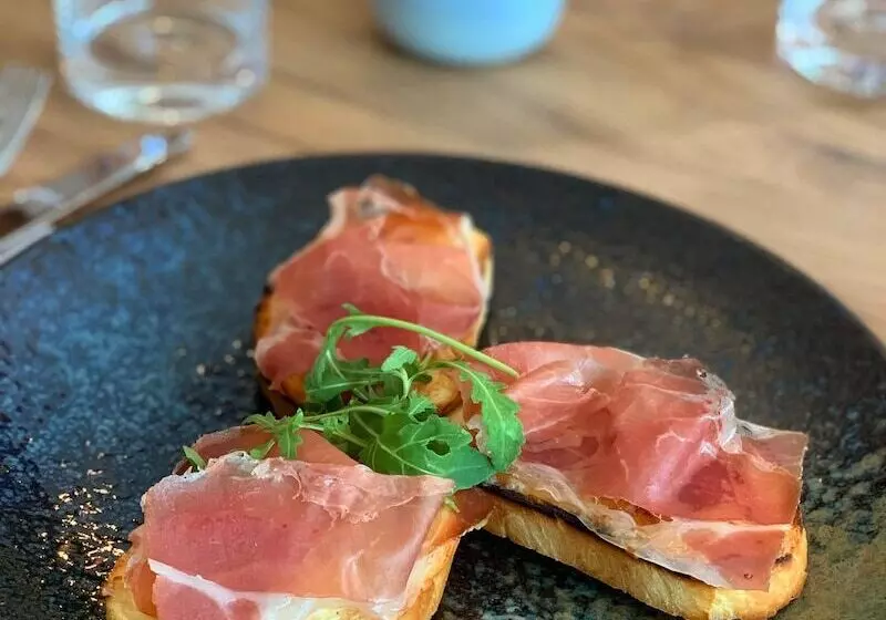 Azza Hotel&restaurant   Self Chek In