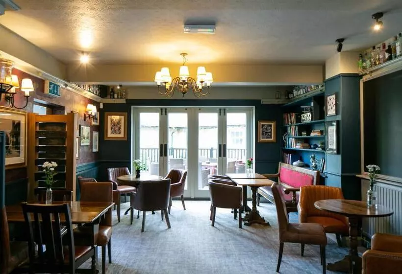 Aamiaismajoitus (B&B) The Cowdray Arms