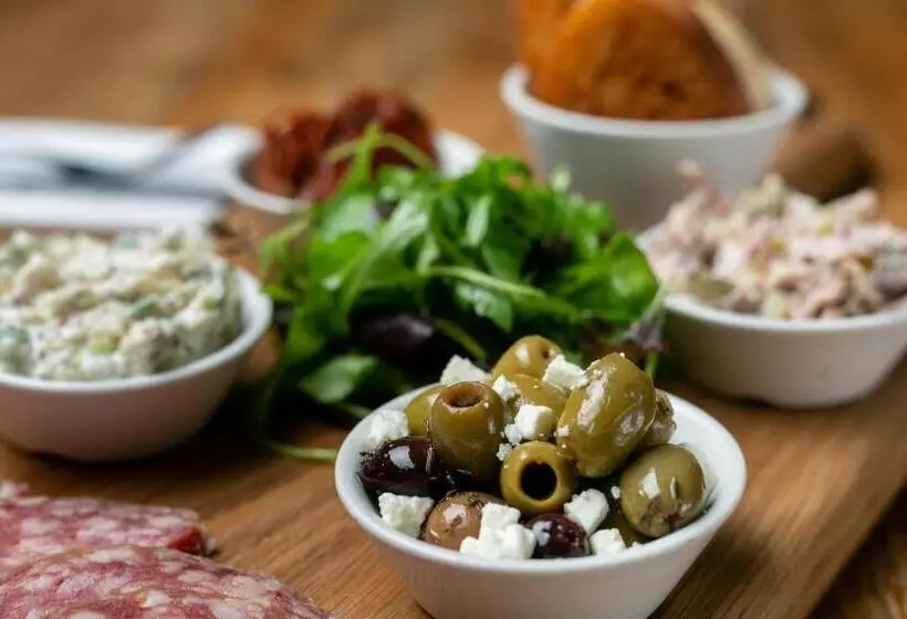 Aamiaismajoitus (B&B) The Cowdray Arms