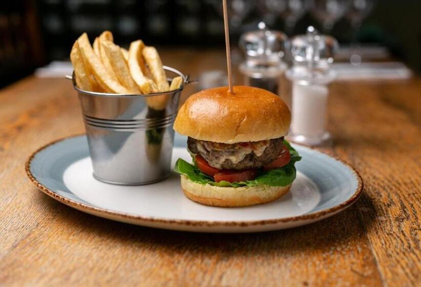 민박 The Cowdray Arms