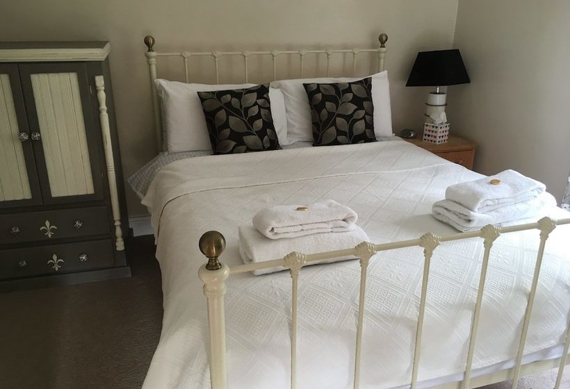 Gorselands Hall Bed And Breakfast