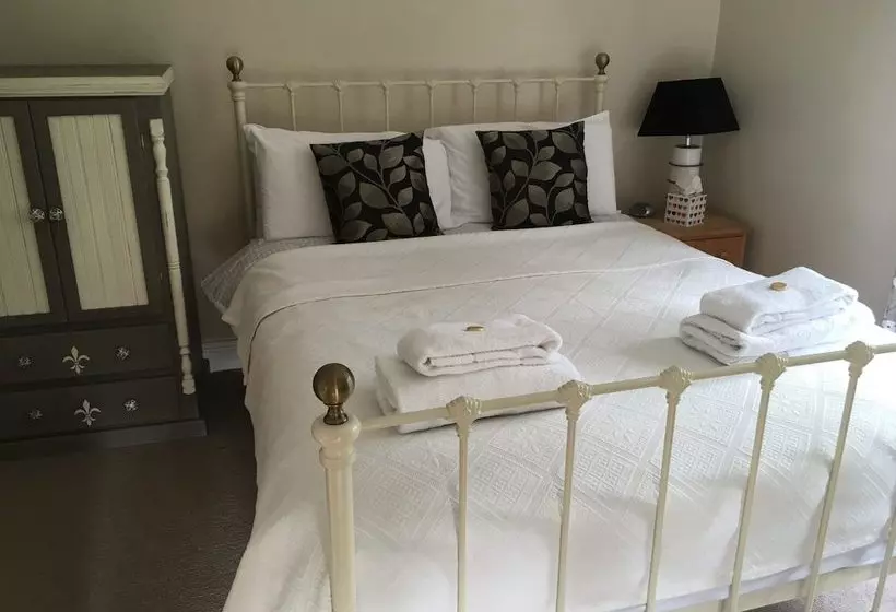 Gorselands Hall Bed And Breakfast