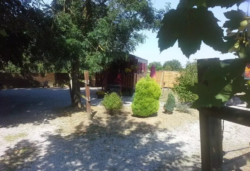 Hotelli Gite Hôtel Chambre D  Hôtes Et Roulottes Et Du Ternois