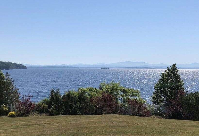 Valcour Inn & Boathouse