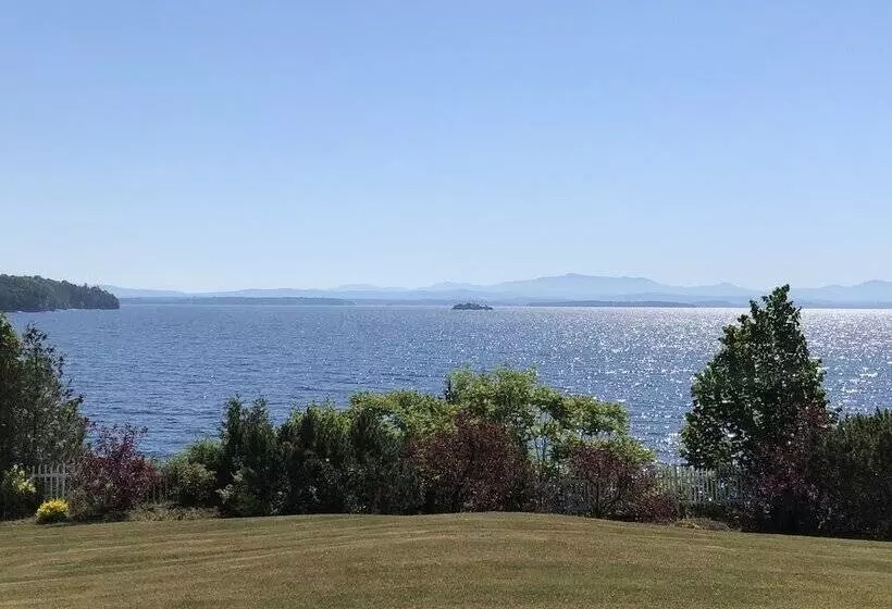 Valcour Inn & Boathouse