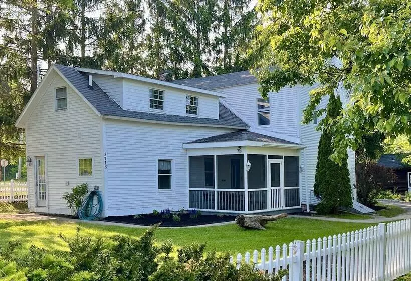 Valcour Inn & Boathouse