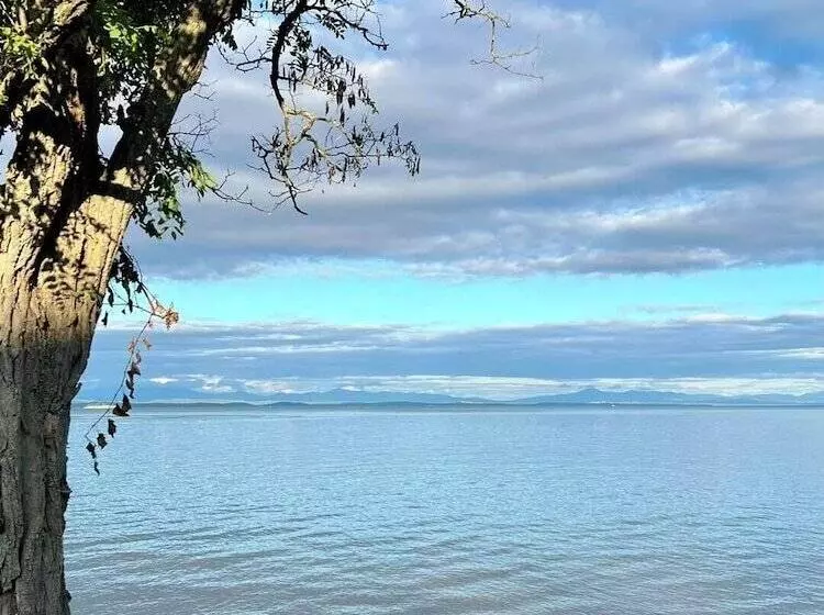 Valcour Inn & Boathouse