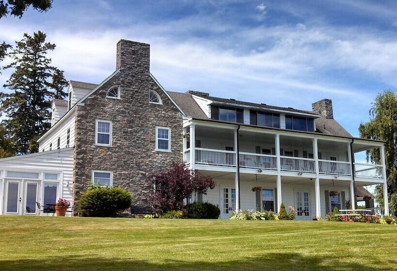 Valcour Inn & Boathouse