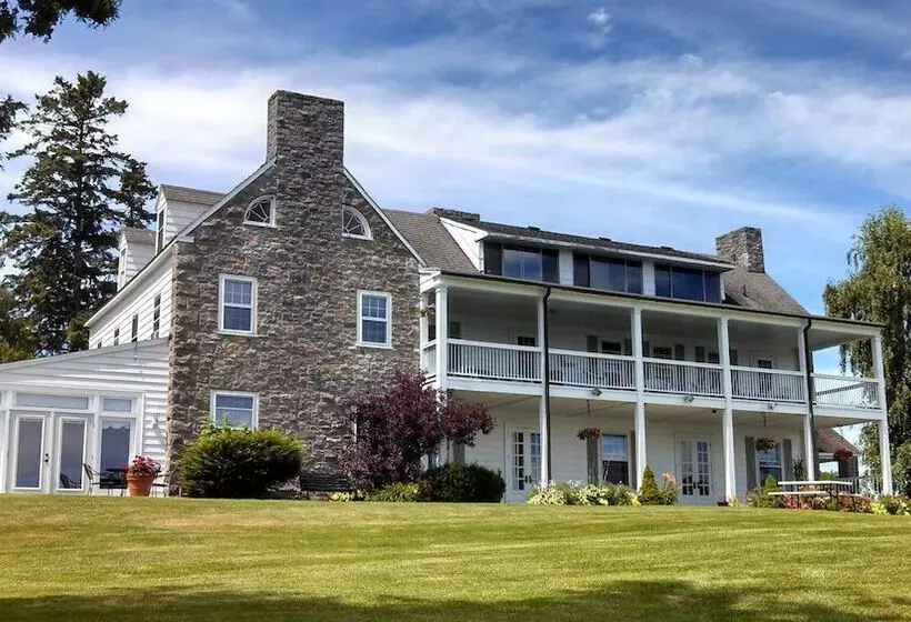 Valcour Inn & Boathouse