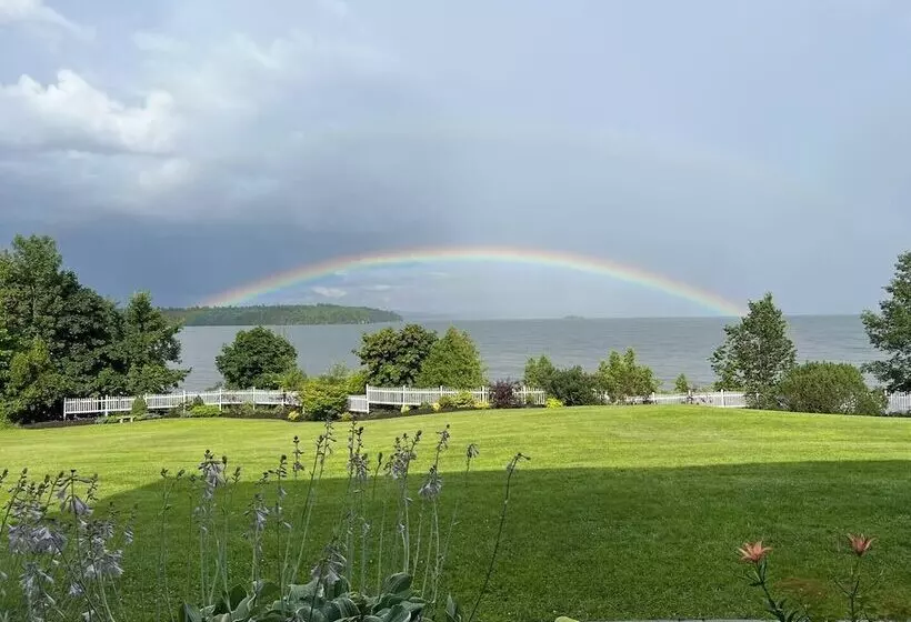 Valcour Inn & Boathouse