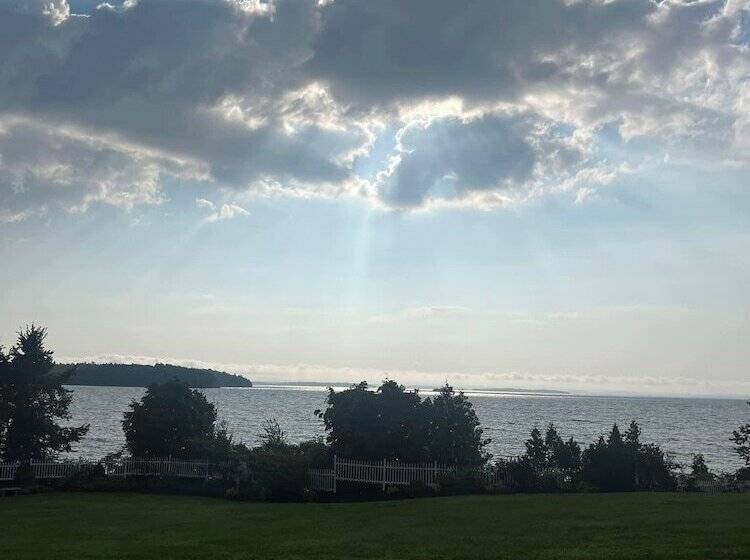 Valcour Inn & Boathouse