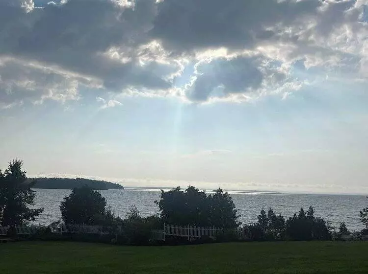 Valcour Inn & Boathouse