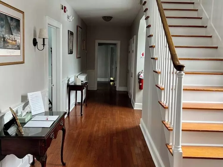 Valcour Inn & Boathouse