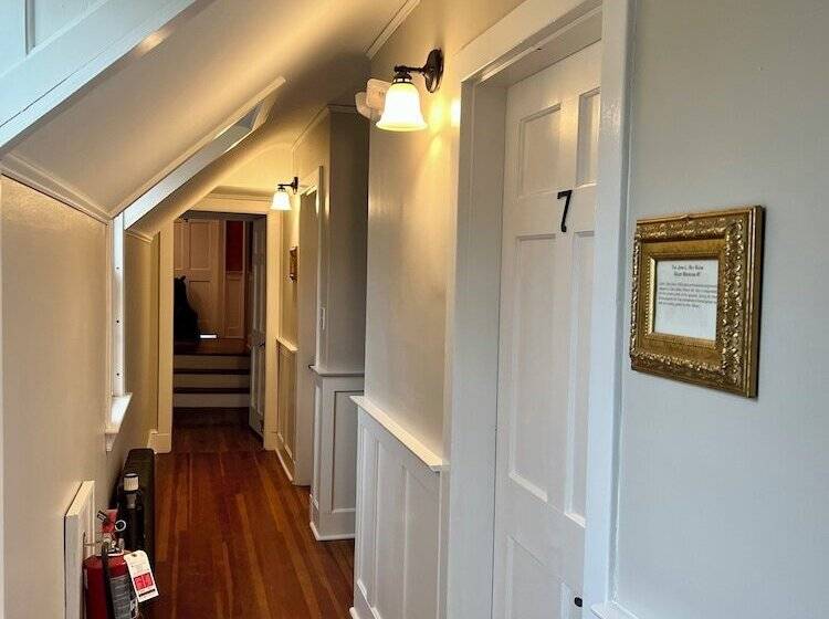 Valcour Inn & Boathouse