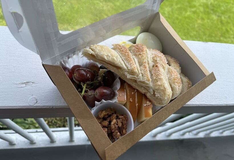 Valcour Inn & Boathouse