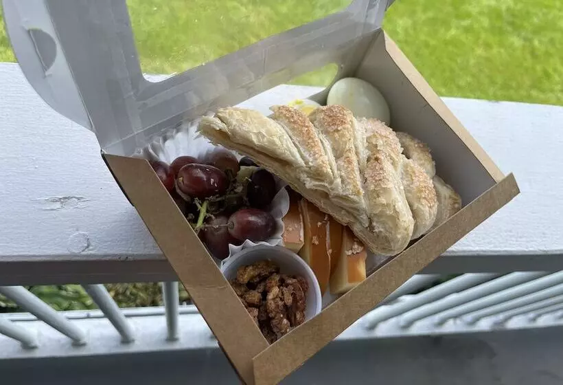 Valcour Inn & Boathouse